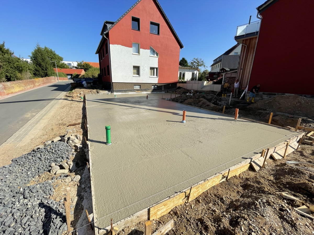 Betonplatte auf Sandplatte