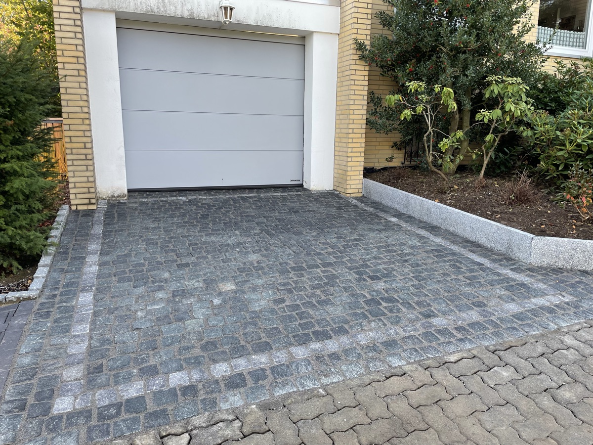 Gepflasterte Einfahrt