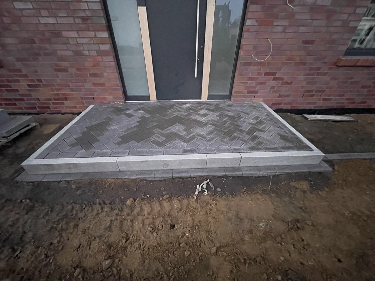 Gepflasterter Eingangsbereich