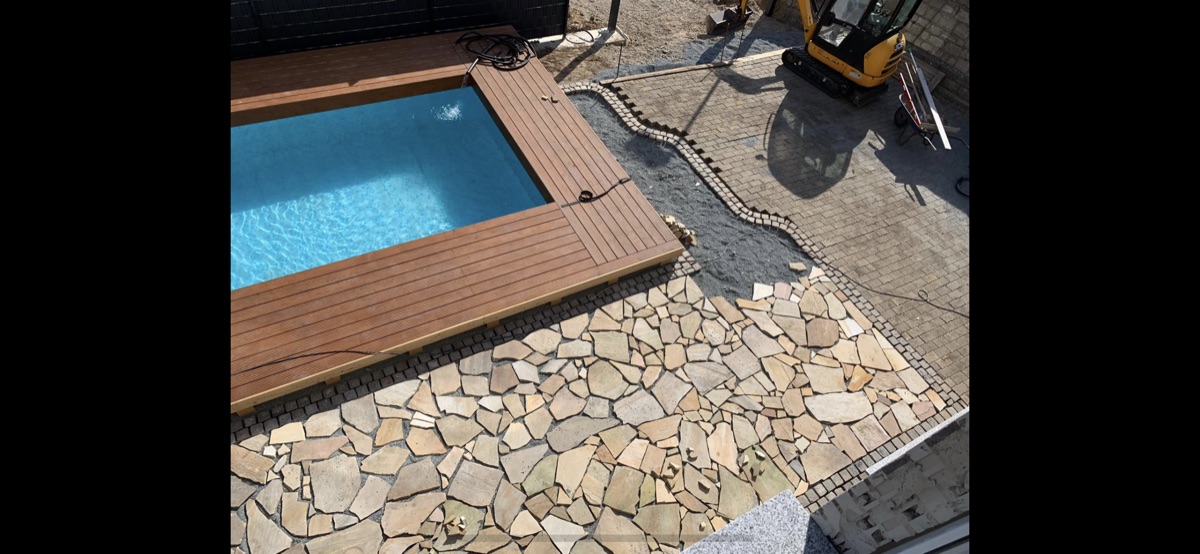 Terrassenbereich mit Pool
