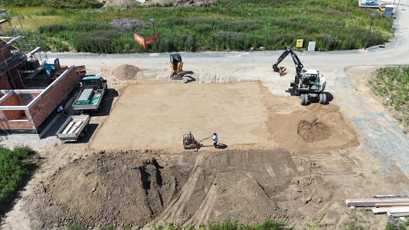 Luftaufnahme der fertigen Sandplatte für den Hausbau