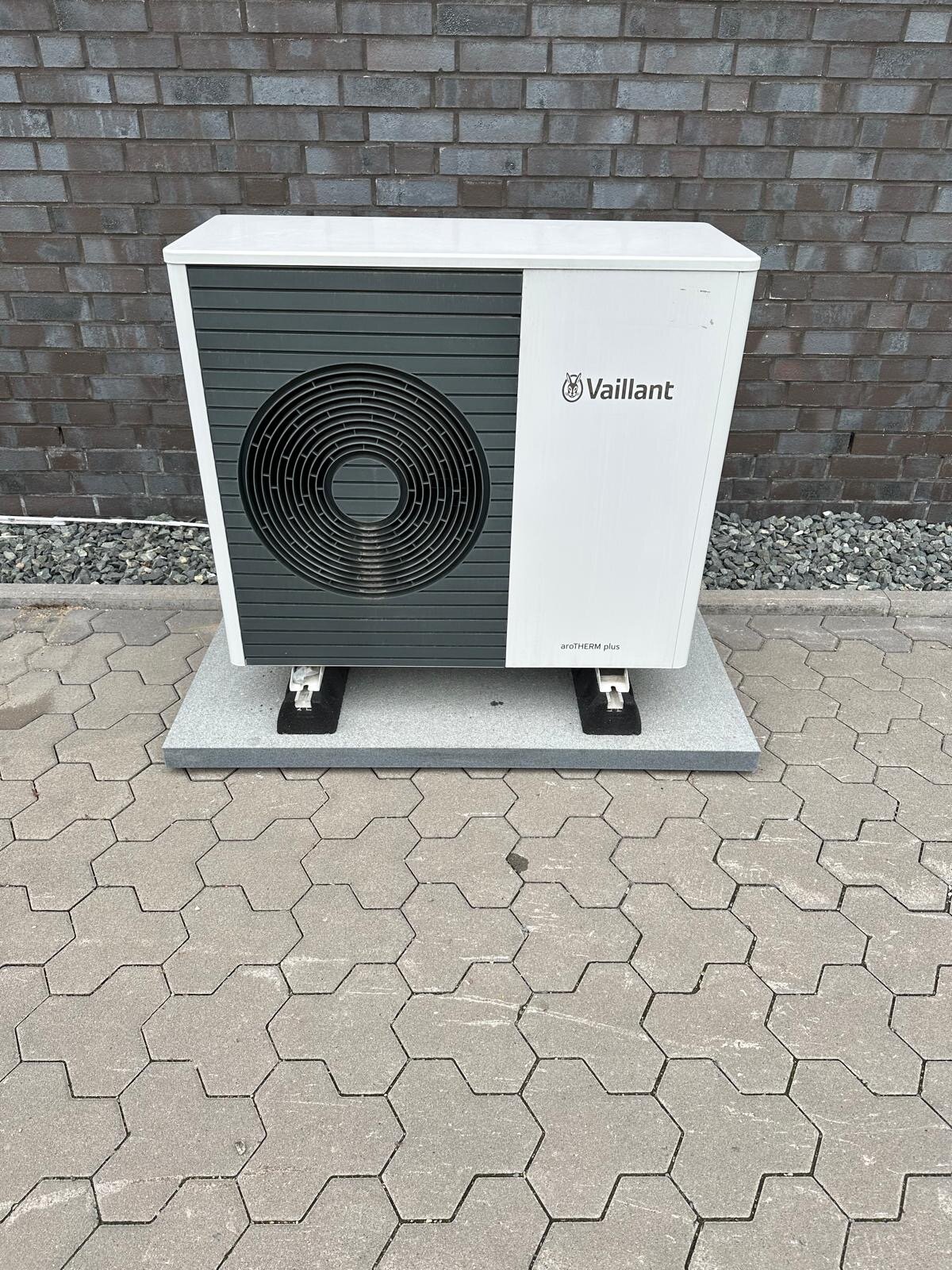 Vaillant aroTHERM plus Wärmepumpe auf Naturstein-Sockelplatte