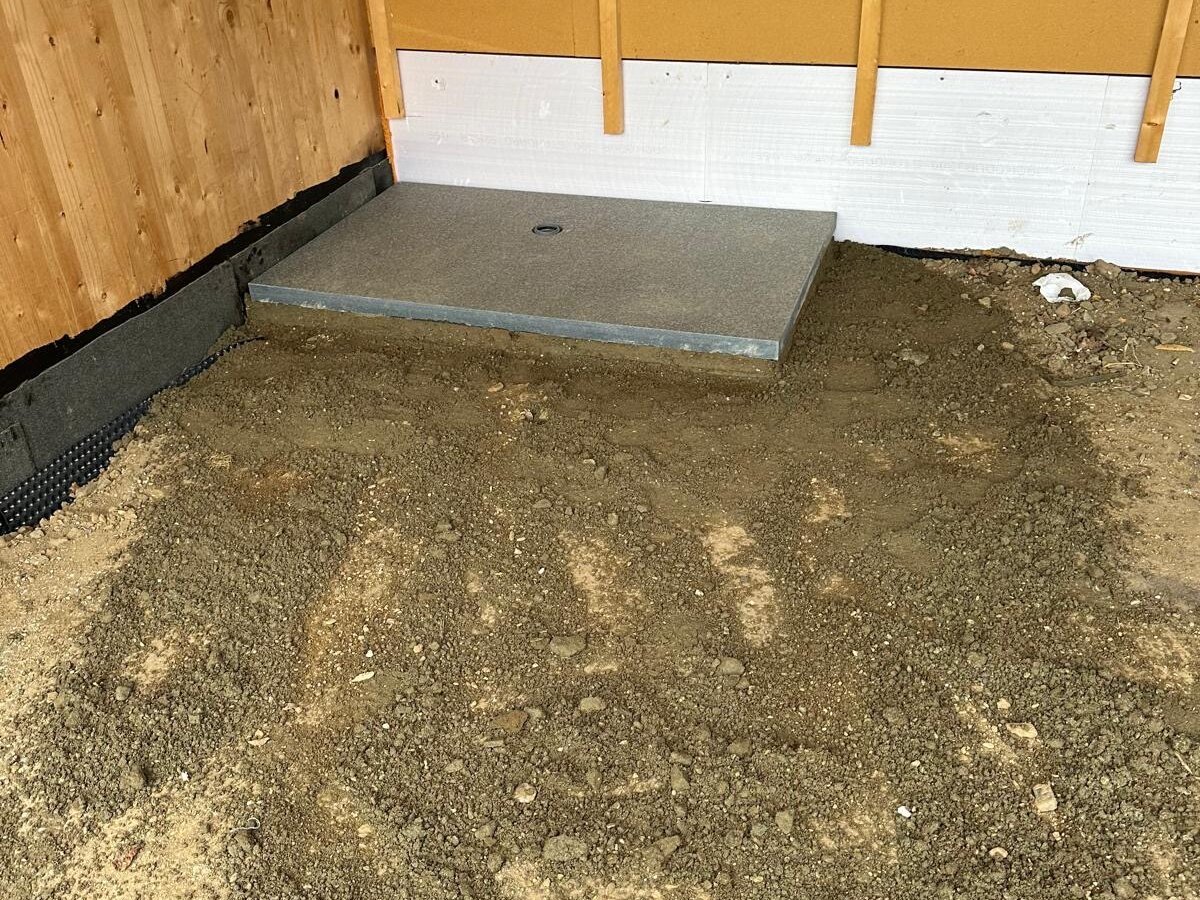 Naturstein-Sockelplatte bei der Installation am Neubau